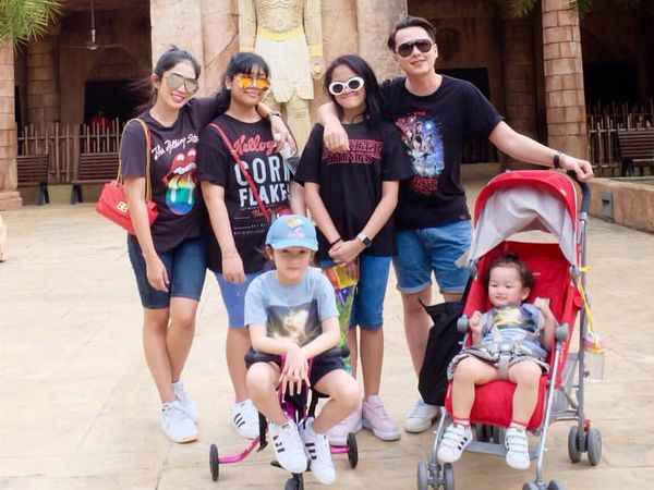 Momen Liburan Keluarga Ussy Sulistiawaty di Singapura
