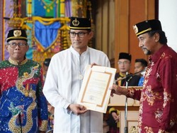 Sandiaga Diberi Gelar Raden Wira Arsana oleh Sultan Kukar