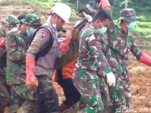 Tim SAR Temukan Jasad Korban Longsor Kampung Adat yang ke-32