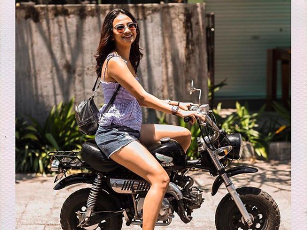 Pose Vanessa Angel di Atas Honda Monkey Pose Vanessa Angel di Atas Honda Monkey