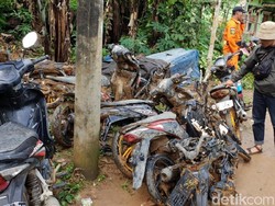 Penampakan Motor-motor yang Sempat Tertimbun Longsor Kampung Adat