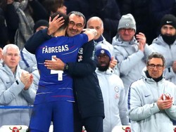Fabregas memeluk rekan-rekan setimnya sebelum meninggalkan area permainan, dan merangkul sang manajer Maurizio Sarri. Foto: Clive Rose/Getty Images