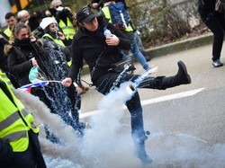 Massa Rompi Kuning Kembali Bentrok dengan Polisi di Paris