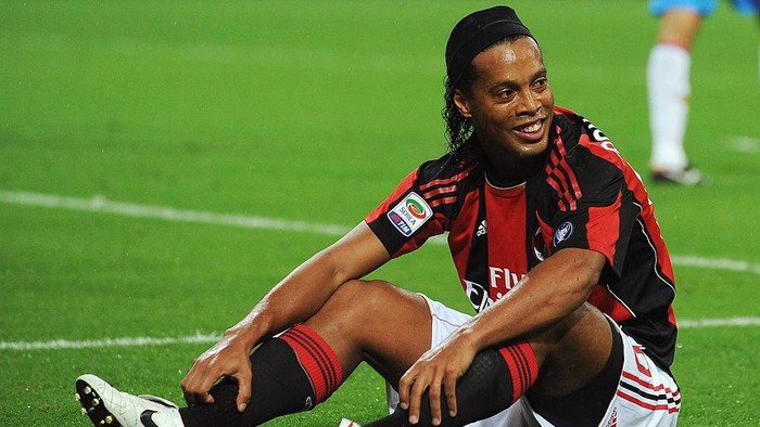 MILAN, ITALY - SEPTEMBER 18:  Ronaldinho of AC Milan smiles during the Serie A match between AC Milan and Catania Calcio at Stadio Giuseppe Meazza on September 18, 2010 in Milan, Italy.  (Photo by Valerio Pennicino/Getty Images)