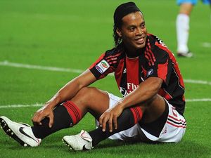 Momen Ronaldinho Minta Ampun ke Lawan lalu Kasih Jersey