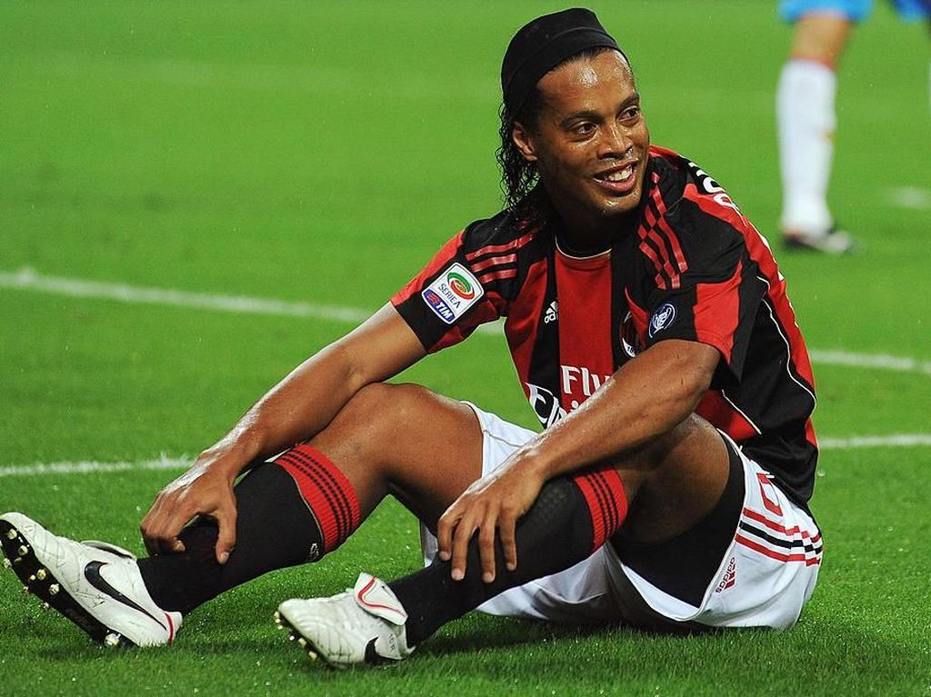Momen Ronaldinho Minta Ampun ke Lawan lalu Kasih Jersey Momen Ronaldinho Minta Ampun ke Lawan lalu Kasih Jersey