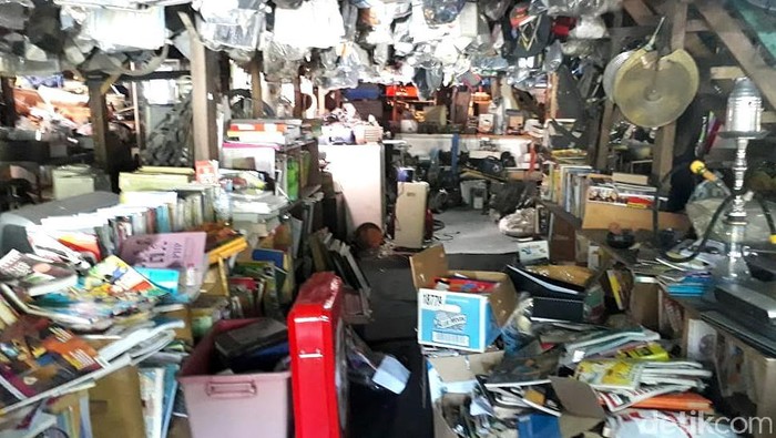 Ada sebuah tempat yang unik di kawasan Depok. Tempat itu menjadi pusat penjualan barang-barang bekas atau barang rongsok. Penasaran?