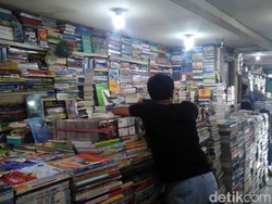 Masih Ada Anak Muda yang Pilih Cara Offline Cari Buku di Kwitang