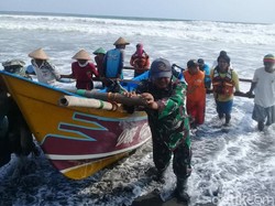 Perahu Nelayan Terbalik Dihantam Ombak di Bantul, 1 Orang Hilang