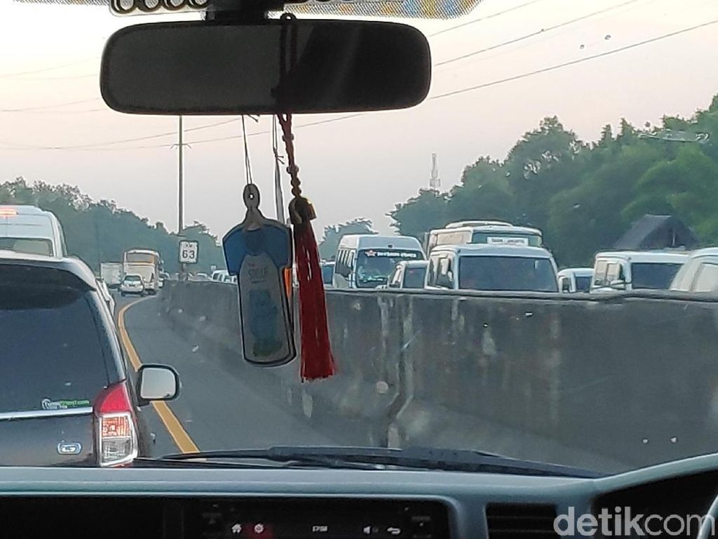 Arus Balik Tol Cikampek: KM 66 dan KM 10 Arah Jakarta Macet Arus Balik Tol Cikampek: KM 66 dan KM 10 Arah Jakarta Macet