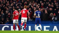 Fabregas meninggalkan lapangan Stamford Bridge dengan membantu Chelsea meraih kemenangan, berkat dua gol Alvaro Morata. Sesungguhnya Fabregas berpeluang mengukir namanya di papan skor lewat tendangan 12 pas, tapi penaltinya gagal. Foto: Clive Rose/Getty Images