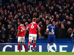 Fabregas meninggalkan lapangan Stamford Bridge dengan membantu Chelsea meraih kemenangan, berkat dua gol Alvaro Morata. Sesungguhnya Fabregas berpeluang mengukir namanya di papan skor lewat tendangan 12 pas, tapi penaltinya gagal. Foto: Clive Rose/Getty Images