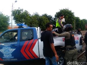 Disambar Kereta di Perlintasan KA, Dua Mahasiswi di Surabaya Kritis