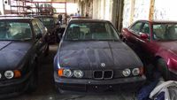 BMW Dibiarkan Berdebu di Dalam Gedung Tua