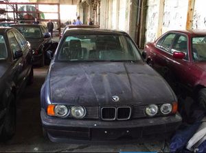BMW Dibiarkan Berdebu di Dalam Gedung Tua