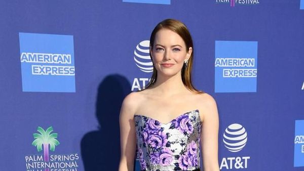Selalu Cantik, Emma Stone Tampil Berbunga-bunga