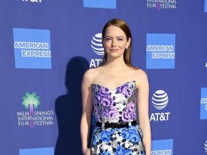 Selalu Cantik, Emma Stone Tampil Berbunga-bunga