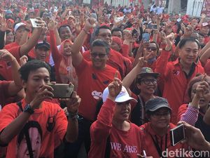 Saat Hasto Koreksi Pose 2 Jari Peserta Acara PDIP