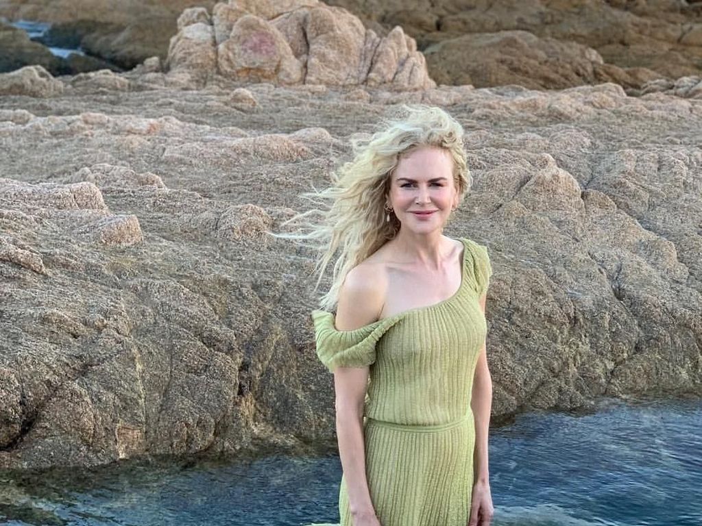 Jelang Golden Globe 2019, Nicole Kidman Nikmati Pantai Bareng Keluarga