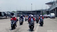 Gaya Menhub Nyetir Motor Konvoi Bareng Ojol di Pulogebang