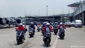 Gaya Menhub Nyetir Motor Konvoi Bareng Ojol di Pulogebang