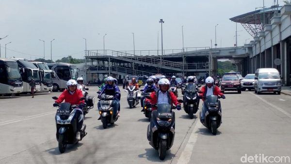 Gaya Menhub Nyetir Motor Konvoi Bareng Ojol di Pulogebang