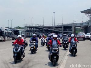 Gaya Menhub Nyetir Motor Konvoi Bareng Ojol di Pulogebang