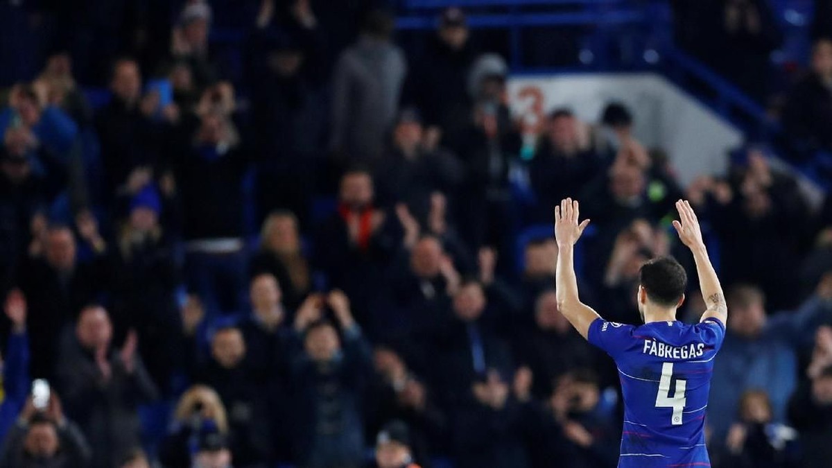 Isyarat perpisahan Cesc Fabregas kepada fans. Fabregas segera meninggalkan Chelsea. Foto: Eddie Keogh/ Reuters