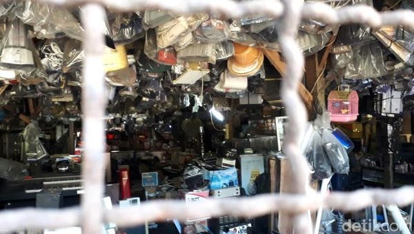 Mau Tahu Jeroan Mal Rongsok di Depok? Nih Penampakannya