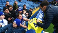 Sebelum pertandingan dimulai, Fabregas menyempatkan diri untuk menyapa fans cilik Chelsea dan berbagai tanda tangan serta foto. Pasalnya, mereka mungkin tidak akan bisa lagi bertemu sang idola sering-sering lagi. Foto: Clive Rose/Getty Images