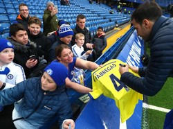 Sebelum pertandingan dimulai, Fabregas menyempatkan diri untuk menyapa fans cilik Chelsea dan berbagai tanda tangan serta foto. Pasalnya, mereka mungkin tidak akan bisa lagi bertemu sang idola sering-sering lagi. Foto: Clive Rose/Getty Images