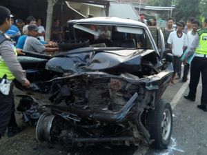 Sopir Ngantuk, Truk Muat Pupuk Tabrak Panther di Ngawi