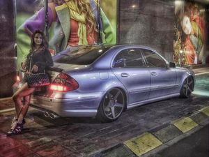 Gaya Vanessa Angel di Antara Mobil-mobil Jerman dan Motor Kecil