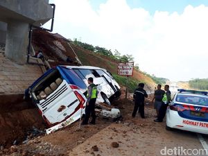 Bus Rombongan Jemaah Gereja Terperosok di Tol Batang, 1 Orang Tewas