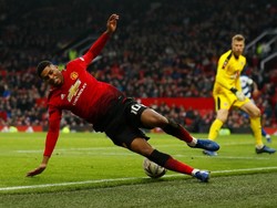 Marcus Rashford gagal menambah gol MU. Bebas dari perangkap offside, Rashford terpeleset saat menguasai bola yang akan keluar dari lapangan. Foto: Jason Cairnduff/Action Images via Reuters