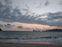 Santai Sore di Pantai Pulau Merah