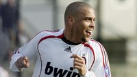 Ronaldo gabung Milan pada Januari 2007 dan dilepas pada musim panas 2008 setelah mengalami cedera serius. Ronaldo cuma tampil 20 kali bersama Milan dan mencetak sembilan gol. Foto: New Press/Getty Images