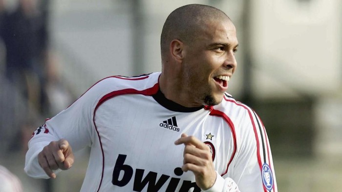 SIENA, ITALY - FEBRUARY 17:  Ronaldo  of  Milan celebrates his goal during the Serie A match between Siena and Milan on February 17, 2007 in Siena, Italy.  (Photo by New Press/Getty Images)