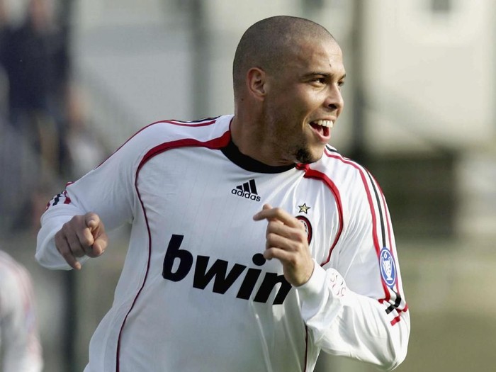 SIENA, ITALY - FEBRUARY 17:  Ronaldo  of  Milan celebrates his goal during the Serie A match between Siena and Milan on February 17, 2007 in Siena, Italy.  (Photo by New Press/Getty Images)