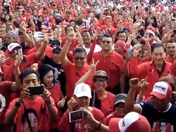Acungkan Dua Jari di Parade PDIP, Hasto Tegur Simpatisan