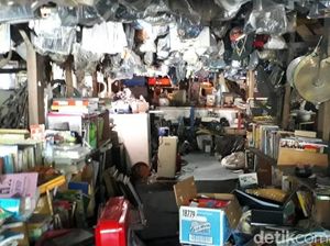 Jeroan Mal Rongsok Surganya Pemburu Furnitur hingga Elektronik Bekas Jeroan Mal Rongsok Surganya Pemburu Furnitur hingga Elektronik Bekas