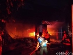 Ruko Bahan Sepatu di Mojokerto Terbakar, Pemilik Sempat Terjebak