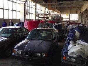 Sayang Banget! 11 Mobil BMW Dibiarkan Berdebu di Gudang