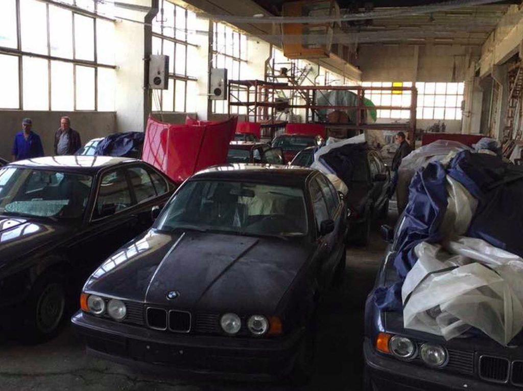 Sayang Banget! 11 Mobil BMW Dibiarkan Berdebu di Gudang Sayang Banget! 11 Mobil BMW Dibiarkan Berdebu di Gudang