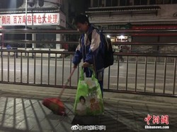 Foto Anak 11 Tahun Bantu Ibu Bersihkan Jalanan Ini Menghangatkan Hati