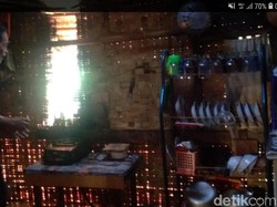 Kepulan Asap Kagetkan Relawan Longsor di Kampung Adat