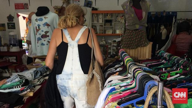 Smile Shop di kawasan Ubud, Bali menyediakan anela barang bekas tapi masih layak pakai. Di sini, pembeli tak sekadar belanja tapi juga beramal.