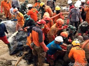 Tim SAR Masih Mencari Rukesih di Timbunan Longsor Kampung Adat