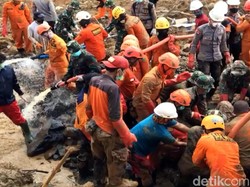 Tim SAR Masih Mencari Rukesih di Timbunan Longsor Kampung Adat