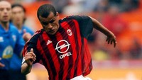 Rivaldo memang tak lama jadi pemain Milan. Gabung pada musim panas 2002, Rivaldo kemudian hengkang pada awal 2004. Tampil 40 kali, Rivaldo ikut menyumbang gelar Liga Champions 2002/2003. Foto: Grazia Neri/Getty Images